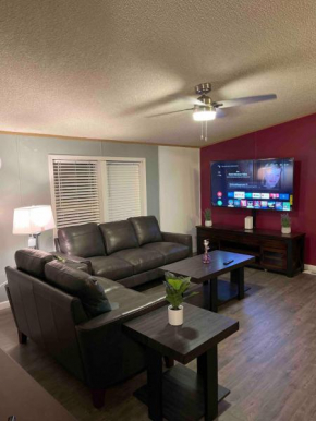 Charming, Serene & Spacious Backyard Parking!